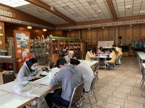 中國留學生邀約同窗好友一起來考試，看看除了本科之外，大家的佛學成績又如何