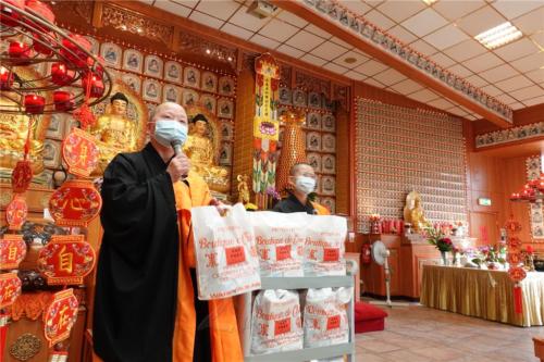 柏林佛光山住持妙祥法師，祝各位線下及線上的老菩薩們「越來越健康 越來越快樂 越來越可愛」；常住也特別送上具有信仰及實用的禮品。