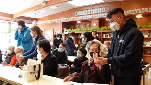 與會青年為長輩們按手指