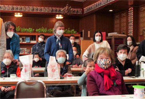 4歲的小朋友也來為「婆婆」搥背