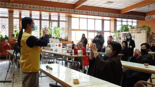 主持人王小麗教大家做「手指保健操」