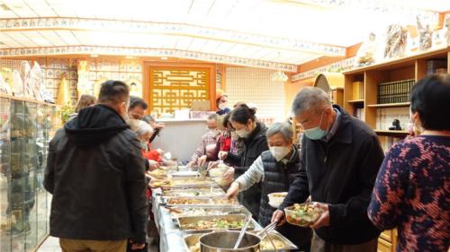 長輩們享用豐盛素齋