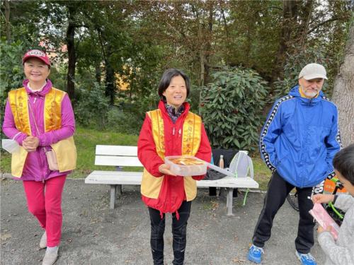 柏林佛光人鍾浴曦（中）歡喜表示，用植樹義跑來過生日，分外有意義