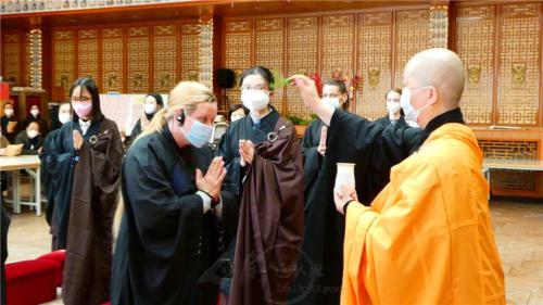 妙祥法師以楊枝甘露為新戒灌頂灑淨