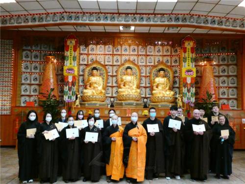 典禮圓滿，諸佛子小心翼翼地捧著證書，滿心歡喜地合照