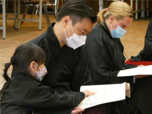 爸爸帶著女兒一起皈依受戒