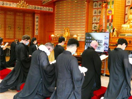 17位5至50歲的柏林佛光人，與歐洲24國戒子，一同參加主場在佛光山台北道場的「甘露灌頂三皈五戒典禮」