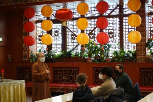 3位自由大學的學生到柏林佛光山參訪，知儀法師全程以英文接待