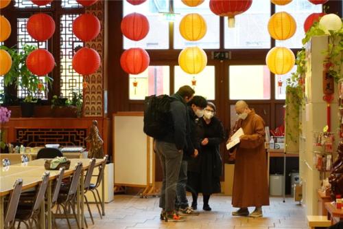 學生們提問諸多，知儀法師一一解說，讓他們對佛光山人間佛教有深入的認識