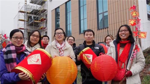 柏林青年向大眾拜年