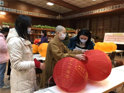 永超法師指導青年義工組裝平安燈