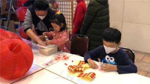 永超法師指導青年義工組裝平安燈