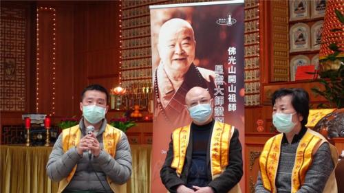 柏林協會副會長唐雪峰（左）記住大師「青年要勇於承擔，佛教靠青年」的囑託