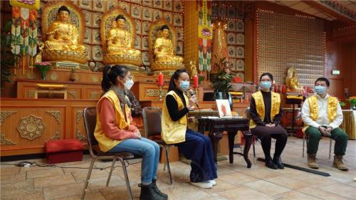 柏林協會理事關琳美（左2）感恩大師的虎年新春墨寶「處世無畏 和平共存」，讓她體會到有佛法就有辦法