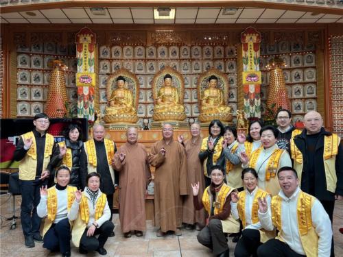 心保和尚、滿謙法師、覺容法師與柏林佛光人於大殿中合影