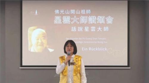 柏林協會會長黄家羚上台「話說大師」；她感恩大師讓她找到法身慧命之家，她發願好好護持佛光山，永不退票