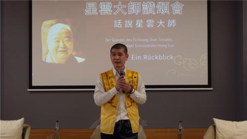 柏林協會會長黄家羚上台「話說大師」；她感恩大師讓她找到法身慧命之家，她發願好好護持佛光山，永不退票