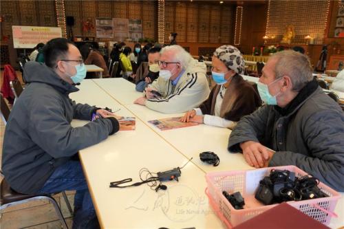 緬懷大師讀書會，青年劉育銓帶領德籍人士討論