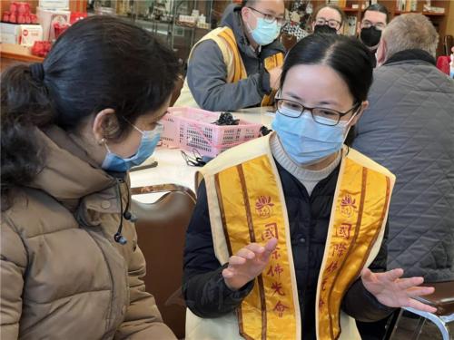 青年王小麗與第一次來的印度青年以英文討論