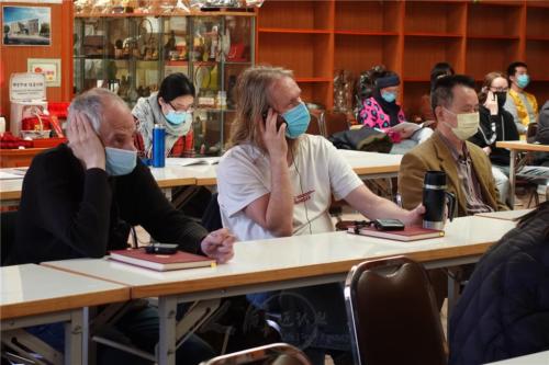 德籍人士專心聆聽青年劉育銓的即席翻譯，感受大師〈真誠的告白〉中的微言大義