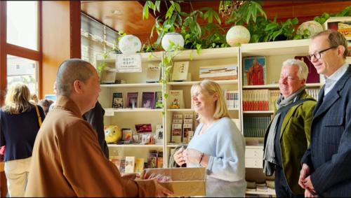 妙祥法師以鑴刻佛光山開山祖師星雲大師一筆字墨寶的手環與記者群結緣