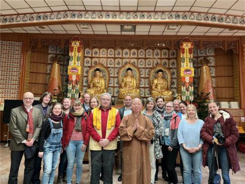 德國宗教記者群於柏林佛光山大殿，以燦爛的笑臉與佛陀合影