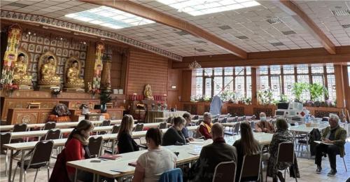 妙祥法師和Wolfgang督導與記者們交流