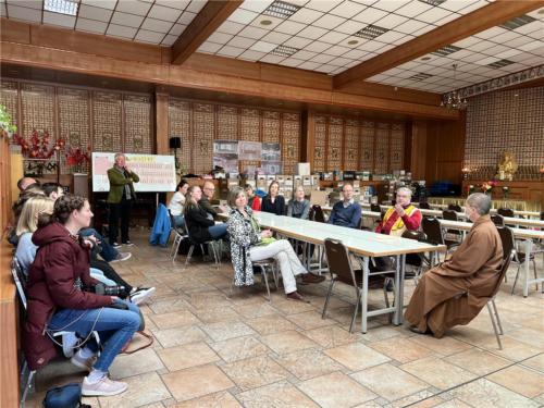 宗教記者群參訪柏林佛光山，住持妙祥法師、柏林協會Wolfgang督導介紹佛光山及人間佛教理念