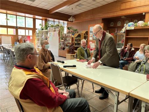 記者代表贈送禮物給道場