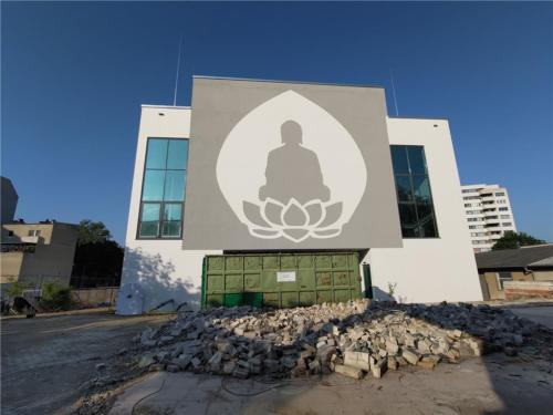 柏林佛光山舊大雄寶殿拆除中，晴空下廢棄物前的「佛光大佛」為未來的弘法帶來光明與希望