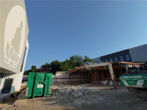 柏林佛光山重建中，新舊建築間示現世間的成住壞空