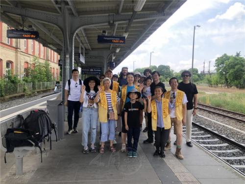 柏林佛光人在車站集合，開啟另類徒步修持