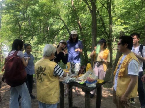 柏林佛光人於徒步途中，分享各種美食