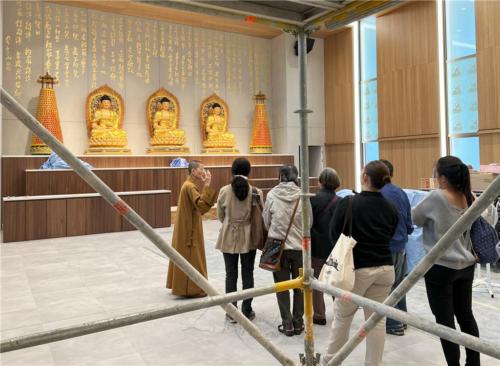 雖然許多設施尚未完成，但莊嚴的三寶佛及背後的星雲大師墨寶《般若波羅蜜多心經》，讓大家感動至深