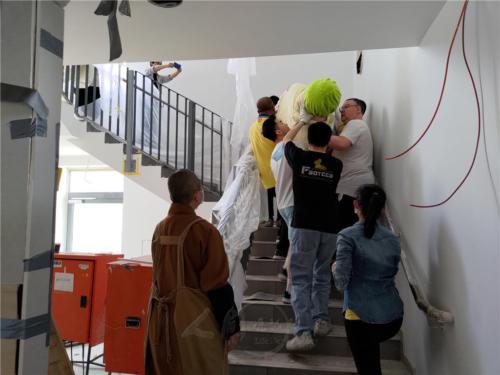 人力搬運佛像，群力合作再上二樓