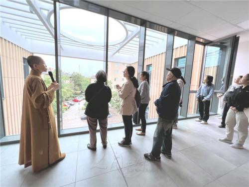 永超法師說明建築空間，「天圓」象徵佛法的圓融，「地方」表示規矩和中道，陽光透過中庭「天圓地方」的設計，照射到佛堂外牆的金色陶板上，光影的無常變化，是建築師精心的設計，讓大家感受「無情」說法