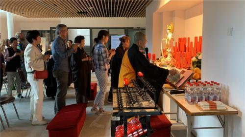 積聚很深的福德因緣，成為第一批在新「家」向佛菩薩上「頭香」的信眾