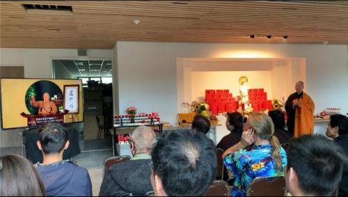 柏林佛光人在新佛堂第一場共修法會中，觀看聆聽星雲大師的「佛法滿人間-選佛場」視頻開示