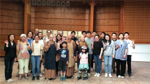 柏林佛光山舊的大殿搬遷清空後，法師及義工大合照，紀念難遭難遇的經驗