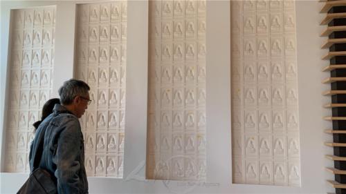 大殿入口的牆上供奉一尊尊白色觀音像，是匯集台灣佛像設計師、法國製造及在德國柏林呈現的珍貴因緣