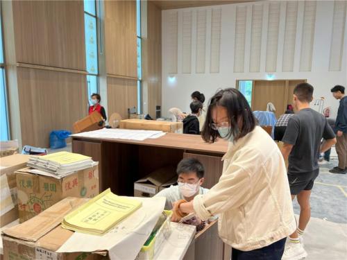 柏林青年協助將各類經書歸位