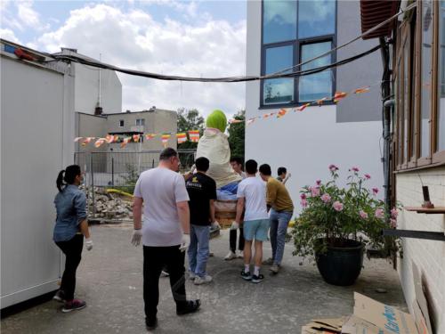 柏林八大金剛搬運三寶佛至新大殿中