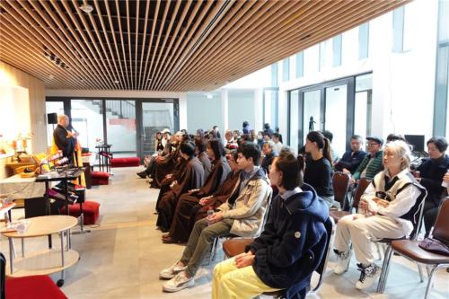 柏林佛光山住持妙祥法師於新建道場的「臨時佛堂」中為大眾開示「生命與慧命」