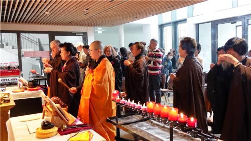 柏林佛光長者在新建道場的臨時佛堂中上香祈福
