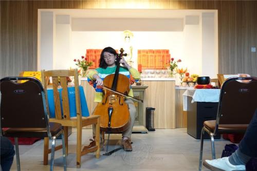 專攻大提琴的台灣留學生吳昀臻以樂音供養與會大眾