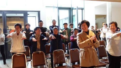 柏林長者及與會大眾做顫掌運動樂開懷