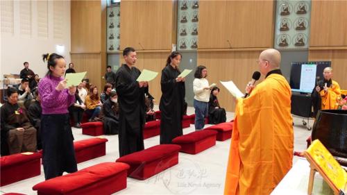 柏林佛光山住持妙祥法師為青年主持方便皈依儀式