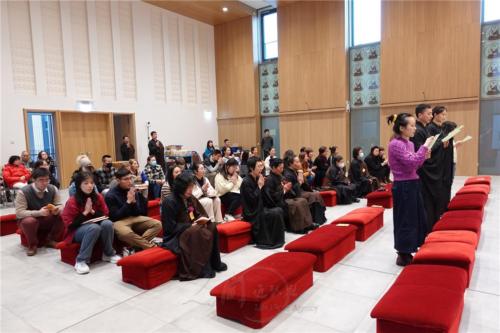 柏林青年發心皈依三寶，與會大眾給予祝福