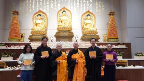 柏林青年持皈依證書與柏林佛光山法師在三寶佛前歡喜合影