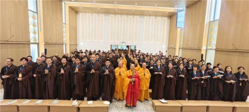 德國柏林佛光山6月23日慶祝落成開光後，下午隆重舉辦「甘露灌頂三皈五戒典禮」，恭請佛光山住持心保和尚主法證盟授戒